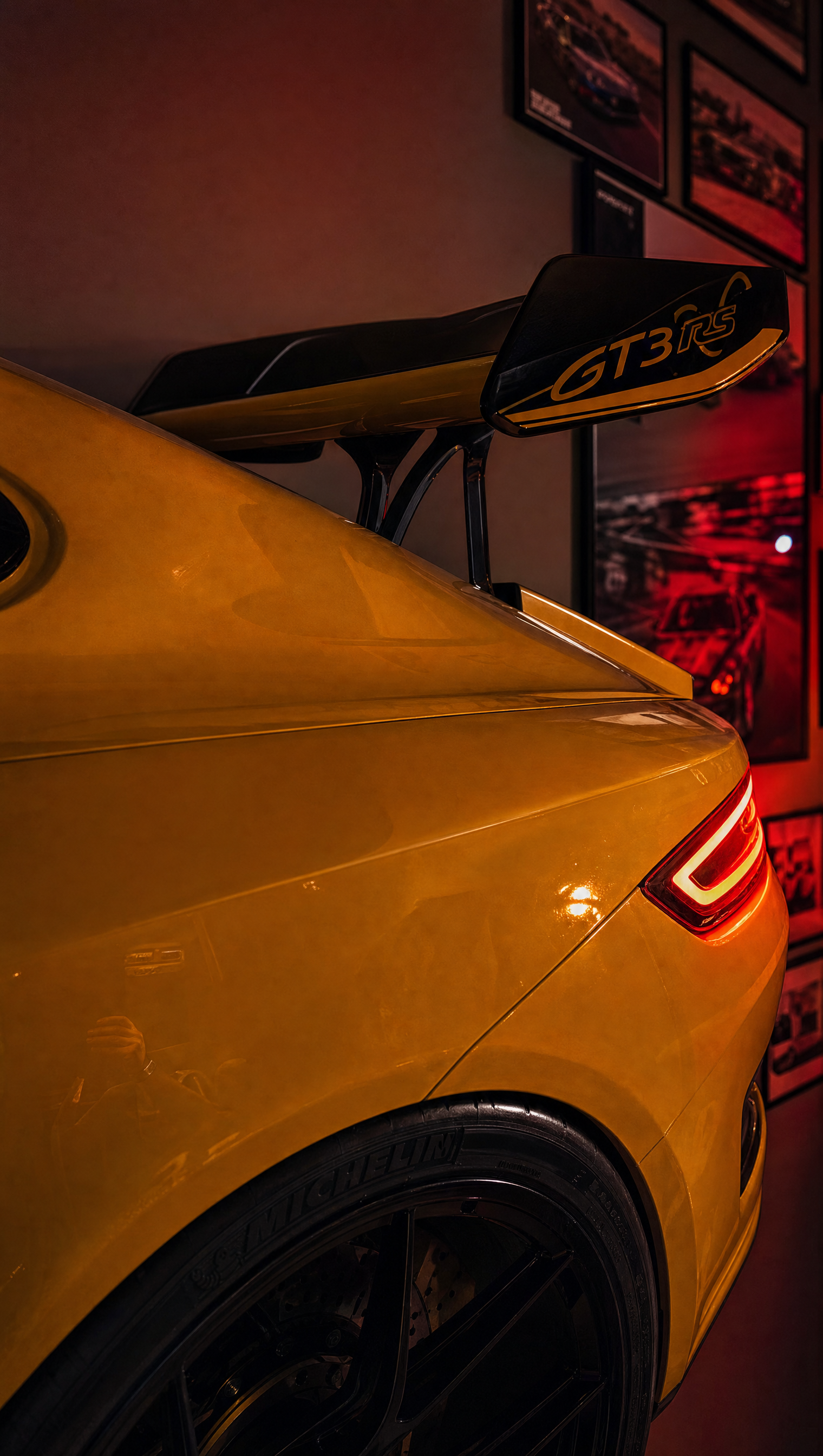 Rear wing and roofline detail