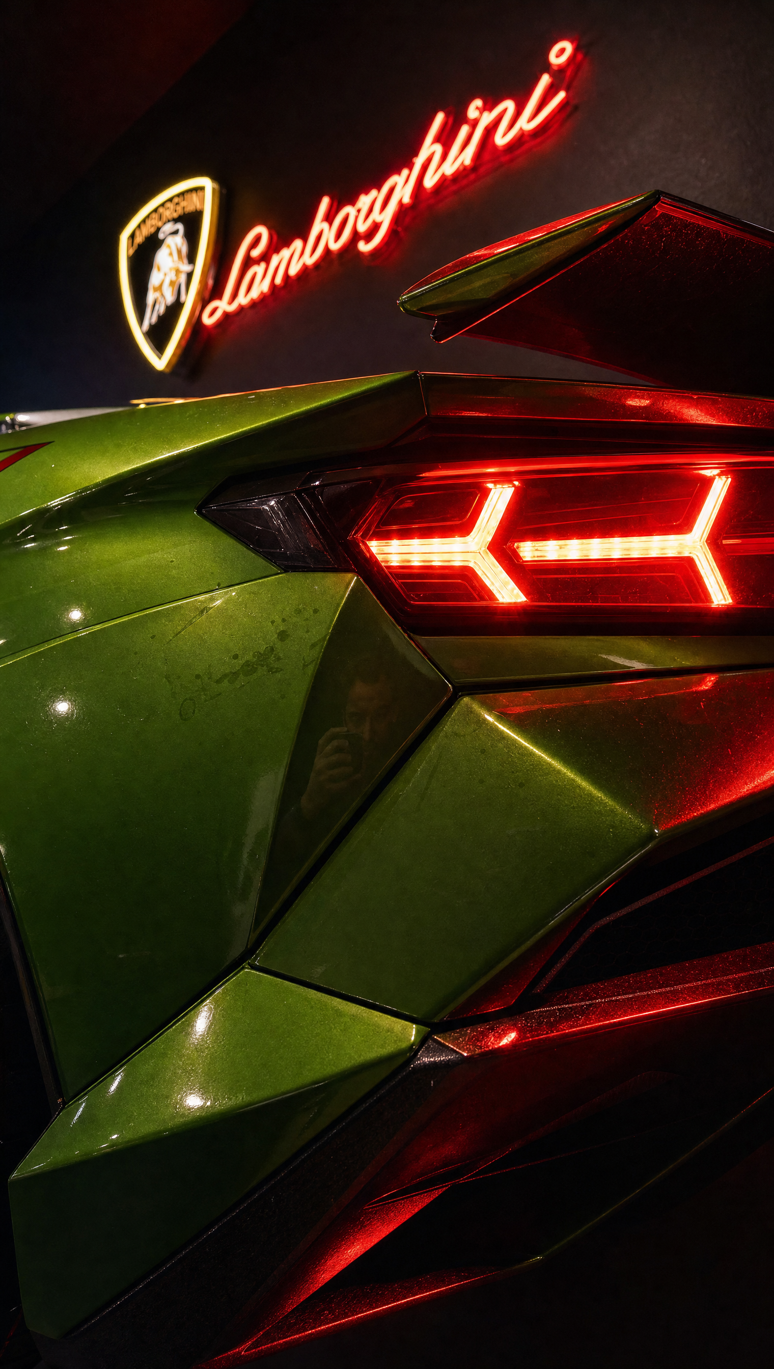 Glowing Y-shaped tail light macro